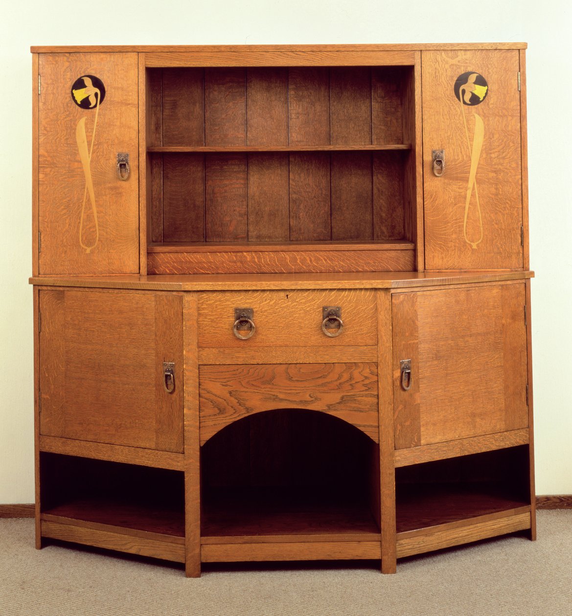 A nárcisz kredenc, John P White, Pyghtle Works, 1901 körül (különféle pácolt fákkal kirakott tölgy) alkotó: Mackay Hugh Baillie Scott