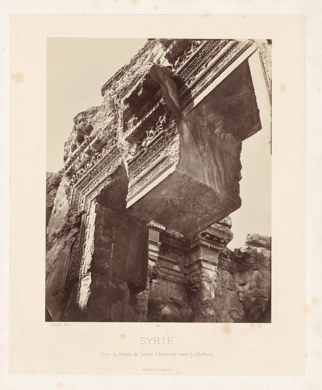 Gezicht op de collonade in het midden van de tempel van Luxor, Egyiptom (Egyiptom/Louksor-templom, A középső oszlopsorok általános képe (Théba) Ókori építészet: Egyiptom, Görögország, Kis-Ázsia: Fotóalbum (sorozat címe) alkotó: Maison Bonfils