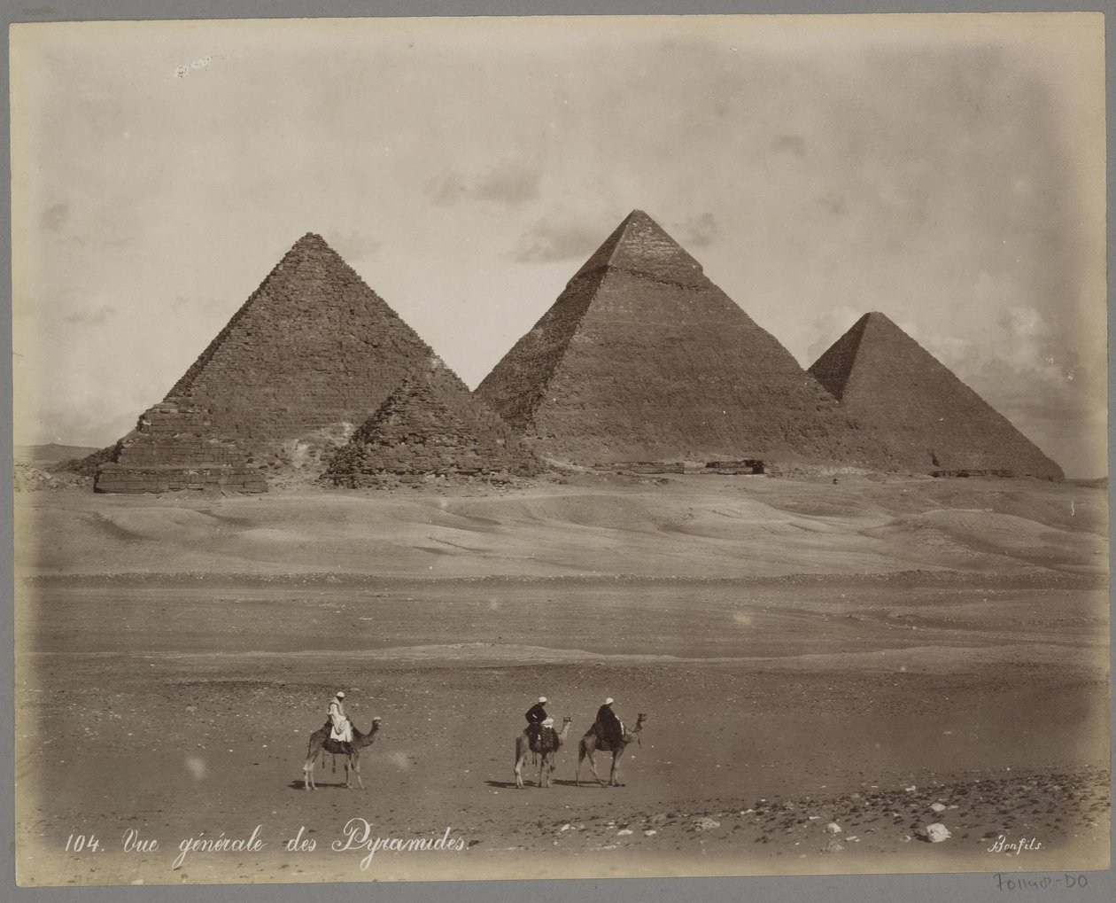 Kilátás Mykerinos, Chephren és Cheops gízai piramisaira Vue Generale des Pyramides (cím az objektumon) alkotó: Maison Bonfils