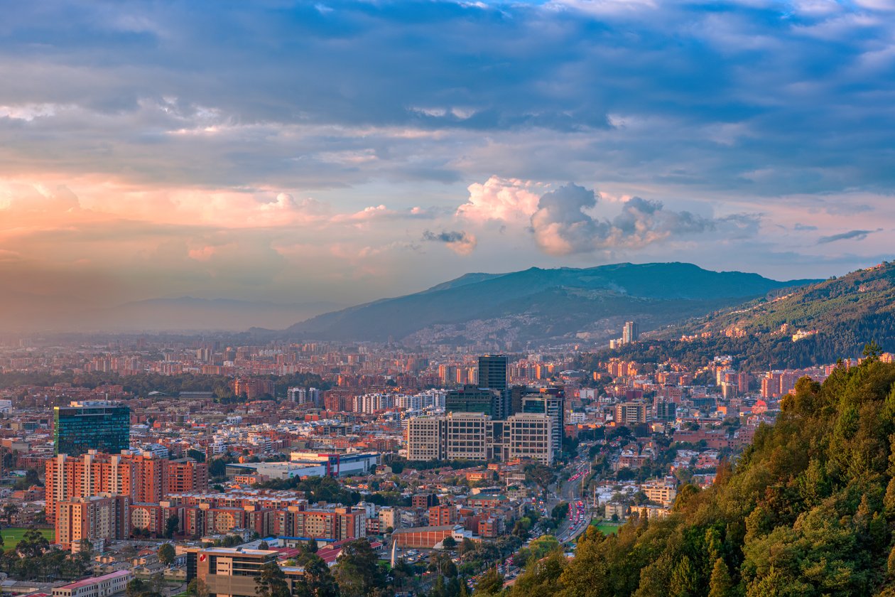 Bogota, Kolumbia - nagy szögű panorámás kilátás a főváros északi részére, La Calera felől nézve, az Andok-hegységen. alkotó: Mano Chandra Dhas