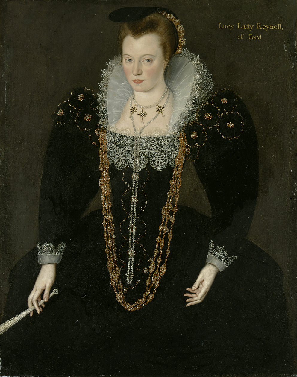 Lucy portréja, Lady Reynell Fordból, háromnegyed hosszú, sötét ruhában, fehér csipkegallérral, arany és gyöngy nyakláncokkal, jobb kezében legyezőt tartva azonosító felirattal. alkotó: Marcus the Younger Gheeraerts
