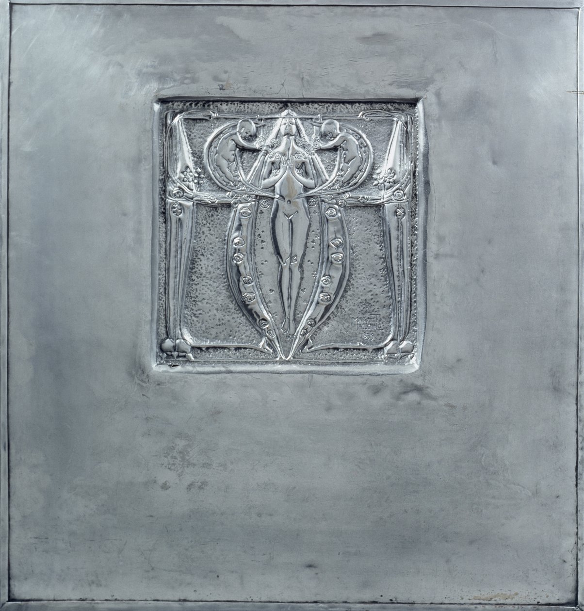 Dísztábla vert fémből, 1898-99 alkotó: Margaret MacDonald Mackintosh
