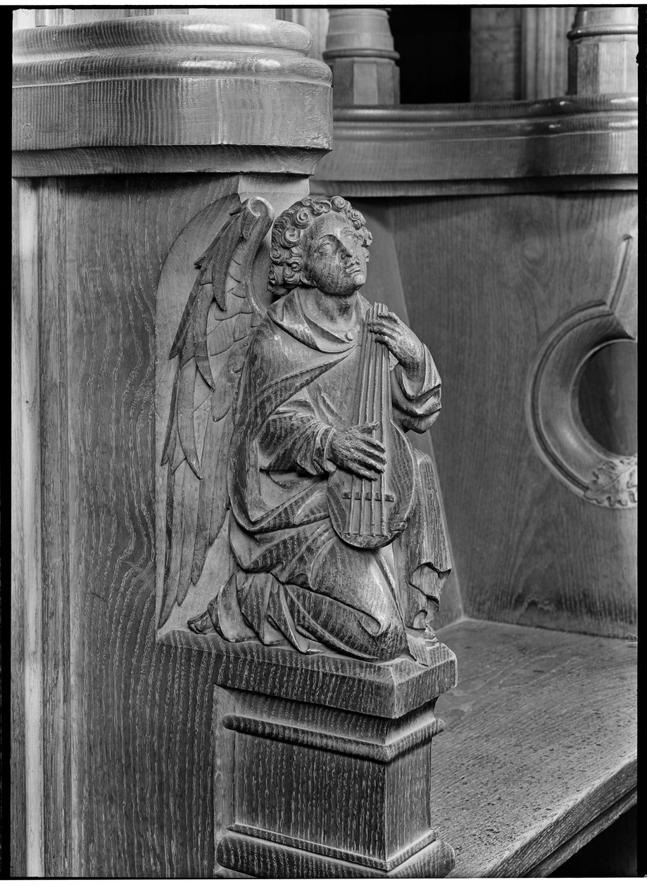Részlet a székesegyházi templomban lévő érseki kórusszék fafaragásából, amely egy angyalt ábrázol vonós hangszerrel. alkotó: Margaret Florence Harker