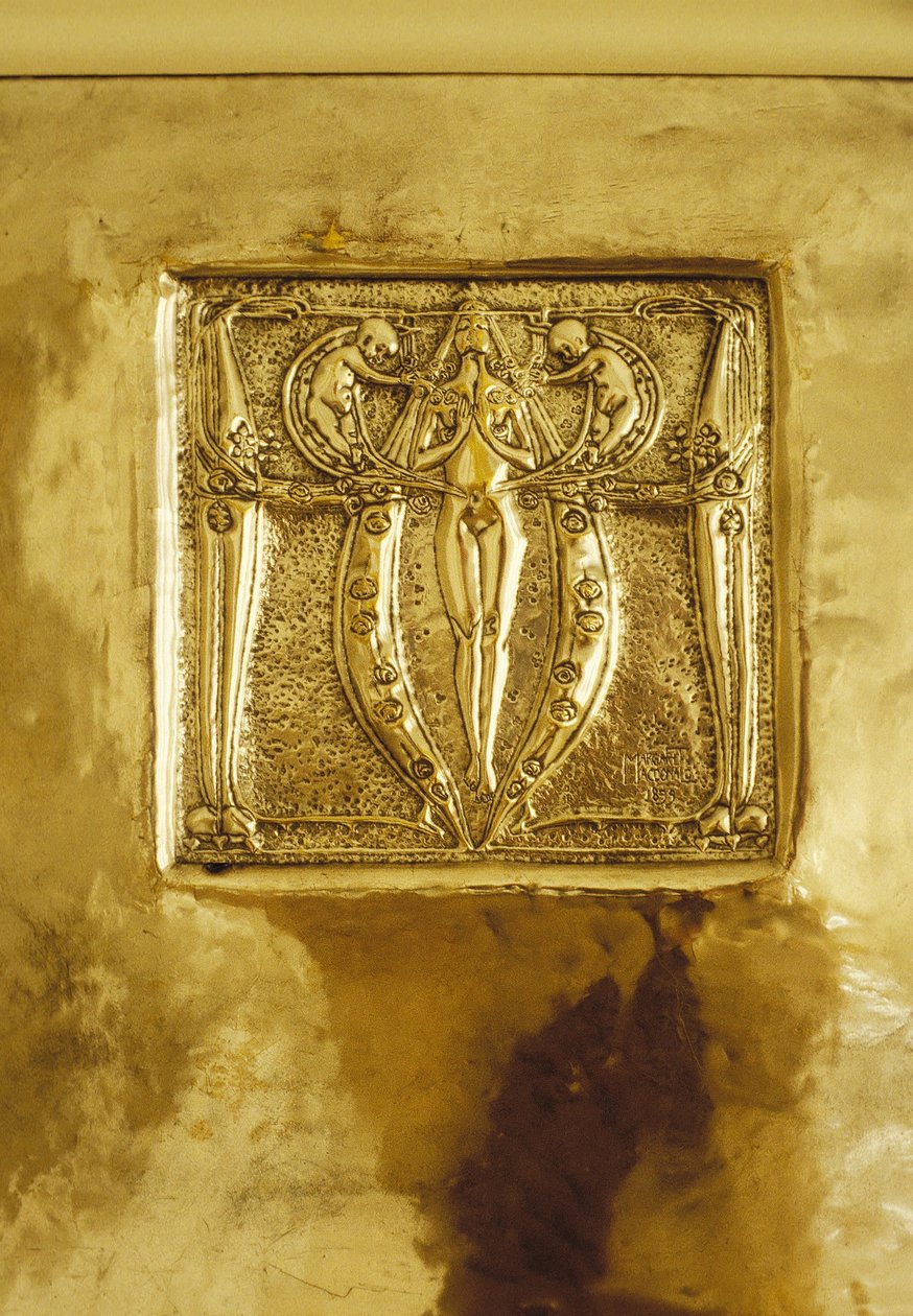 120 Mains Street, Glasgow, Repousse fémtábla eredetileg a kandalló felett tervezett bútorok, 1900 körül (fém) alkotó: Margaret Macdonald