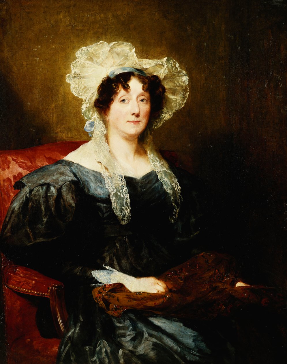 Félhosszúságban ülő hölgy portréja, sötétkék ruhában, fehér csipkeköpennyel, kék masnival, kézimunkával, alkotó: Margaret Sarah Carpenter