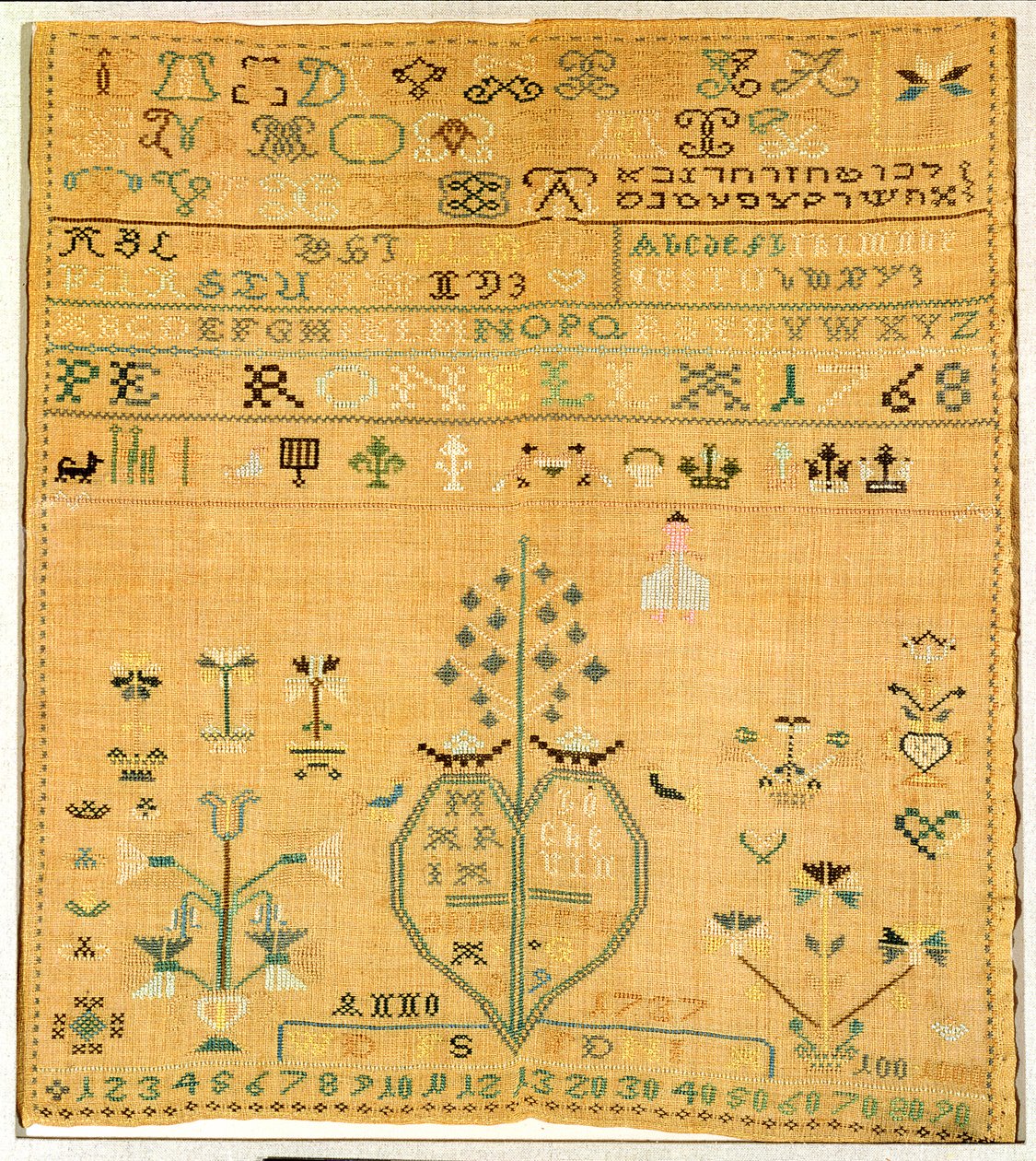 Hímzett mintavevő, 1768-ban készült (textil) alkotó: Maria 1737 91 Hocker
