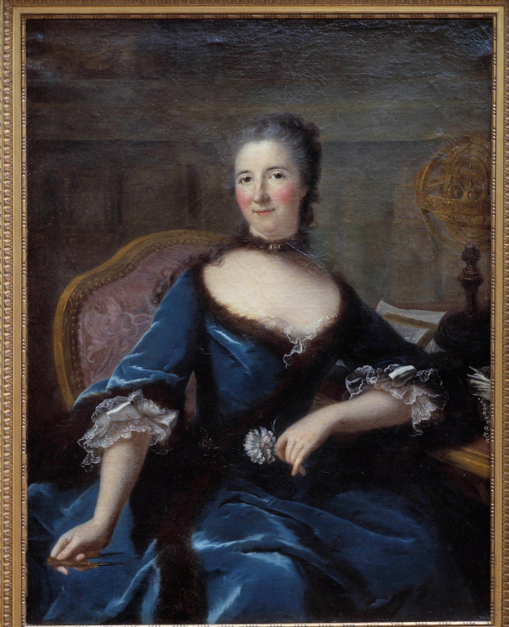 Gabrielle Emilie de Breteuil, Marquise (Madame) du Chatelet (1706-1749) portréja Le Tonnelier de Breteuil márkiné „Marianne Loir (1712-1781) festménye. Mérete 1,18 x 0,96 m. Bordeaux. Szépművészeti Múzeum alkotó: Marianne Loir