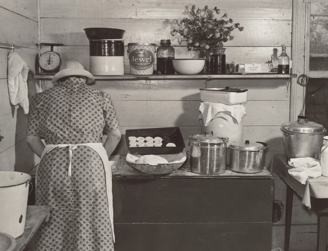 A Wilkins család egyik tagja kekszet készít vacsorára a kukoricakukoricás napján Fred Wilkins asszony otthonában, a Granville megyei Tallyho közelében. Észak-Karolina alkotó: Marion Post Wolcott