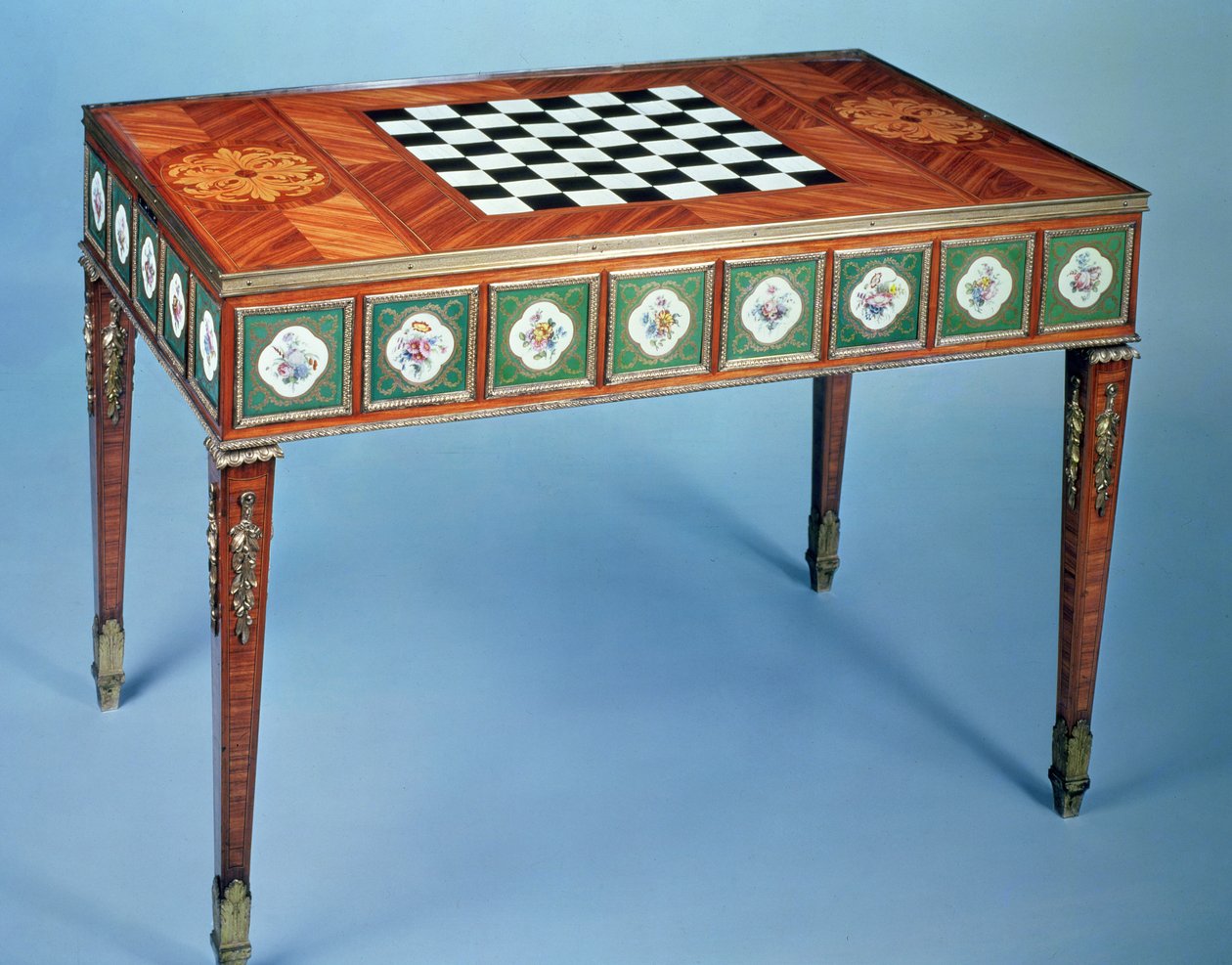 Sevres játékasztal porcelán plakettbetéttel, 1775 (porcelán és tulipánfa) alkotó: Martin Carlin