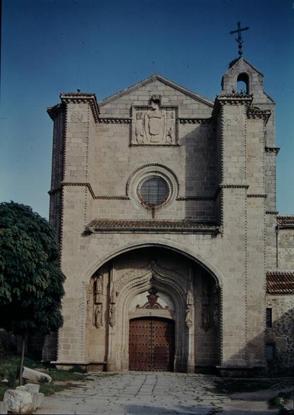 Az 1482-93 között épült Real Monasterio de Santo Tomas homlokzata alkotó: Martin de Solorzano