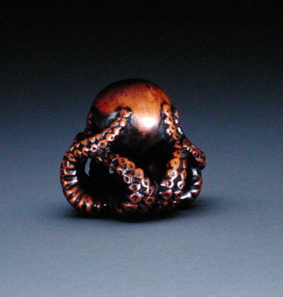 Netsuke polipot ábrázol, 1760-70 körül (fa és berakásos szarv) (előlapja 193821) alkotó: Masanao