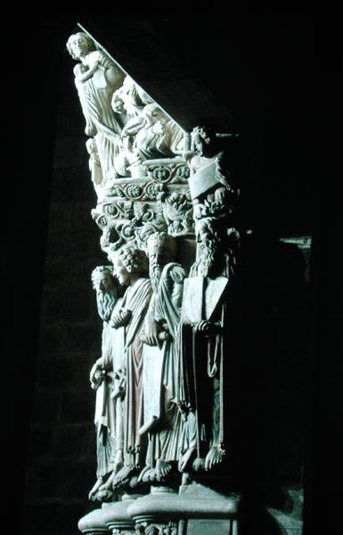 A Portico de la Gloria részlete az ószövetségi prófétákkal (kő) alkotó: Master Mateo