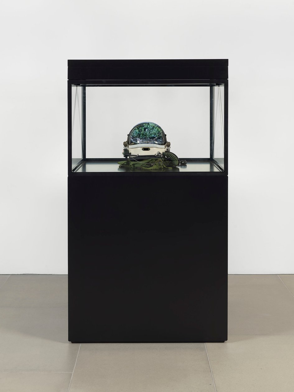 Alpha Omega, 2016 (Üveg, LCD képernyő, médialejátszó, koponyareplika, űrsisak, fa) alkotó: Mat Collishaw