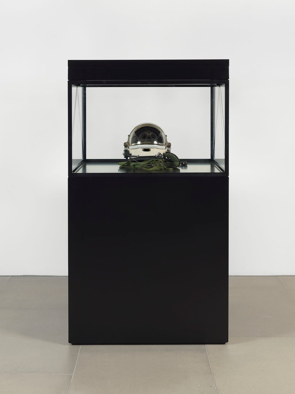 Alpha Omega, 2016 (Üveg, LCD képernyő, médialejátszó, koponyareplika, űrsisak, fa) alkotó: Mat Collishaw