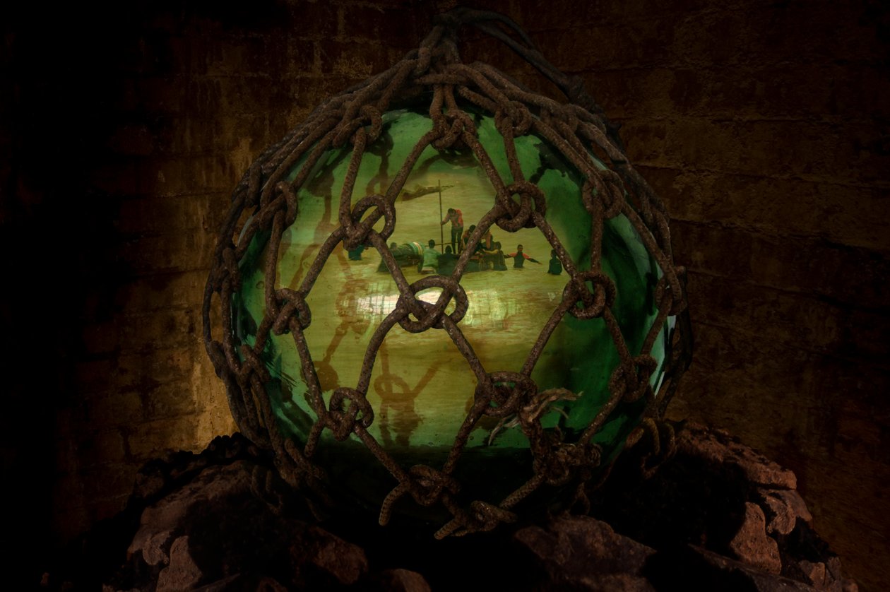 Asylum, 2001 (Üveg, kötél, víz, sziklák, DVD és videó vetítés) alkotó: Mat Collishaw