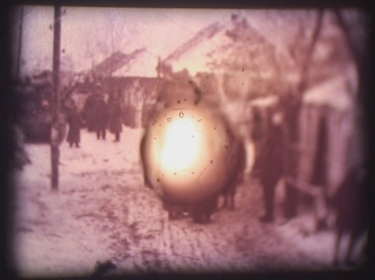Barbarossa, 2002 (videoprojektor és szimulált diavetítő) alkotó: Mat Collishaw