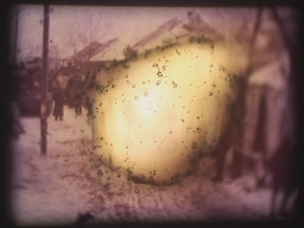 Barbarossa, 2002 (videoprojektor és szimulált diavetítő) alkotó: Mat Collishaw