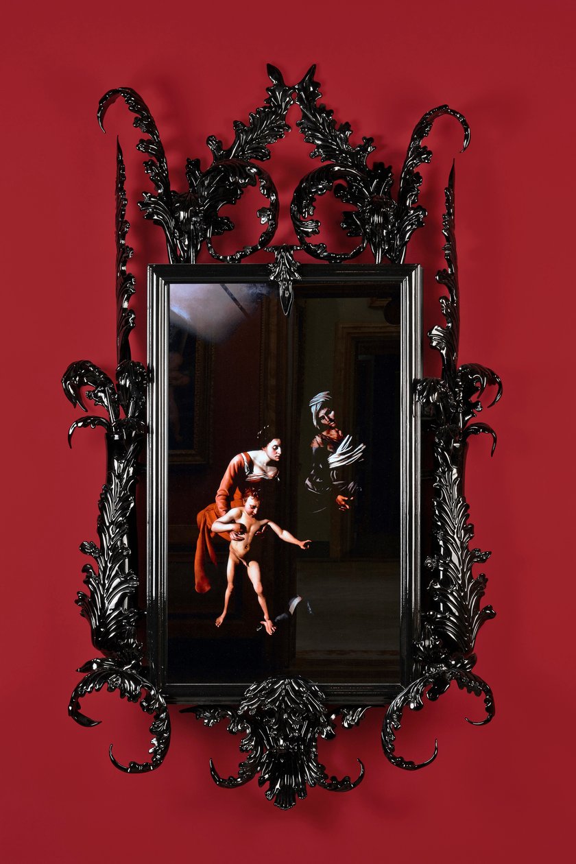 Black Mirror, Leo Minor, 2014 (fekete muránói üveg, megfigyelő tükör, acél, fa, lakk, LCD képernyő és merevlemez) alkotó: Mat Collishaw