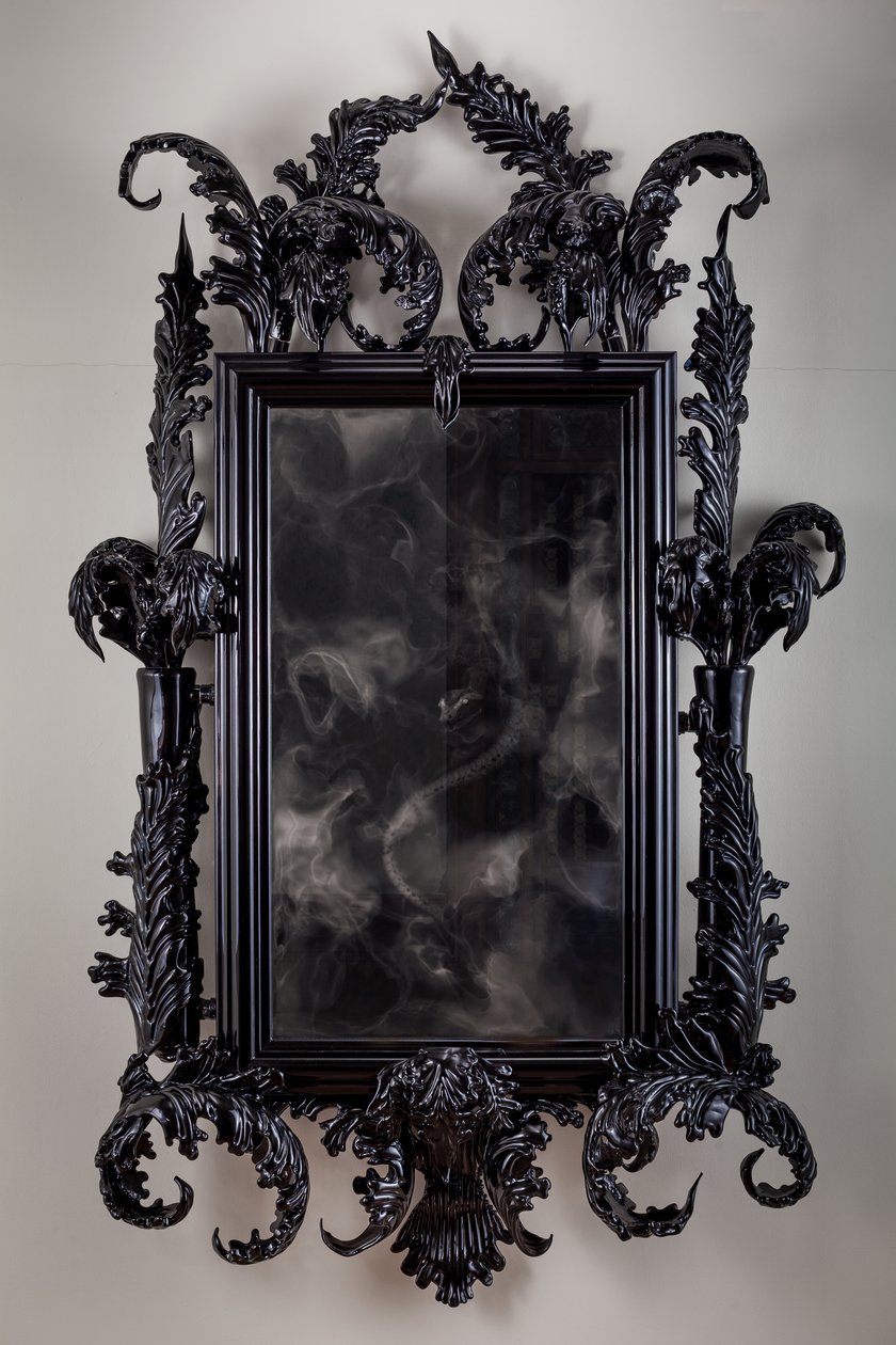 East of Eden, 2013 (Fekete muránói üveg, megfigyelő tükör, acél, fa, lakk, LCD képernyő és merevlemez) alkotó: Mat Collishaw