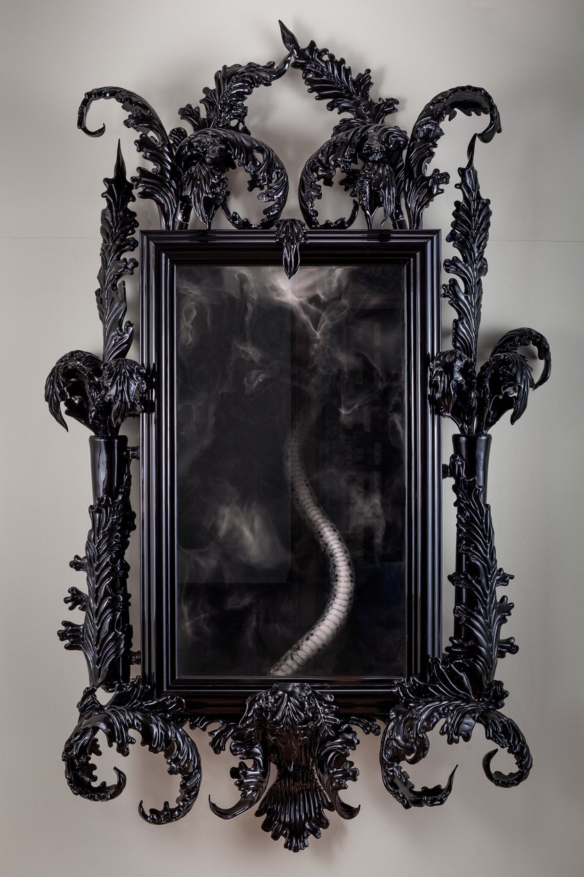 East of Eden, 2013 (Fekete muránói üveg, megfigyelő tükör, acél, fa, lakk, LCD képernyő és merevlemez) alkotó: Mat Collishaw