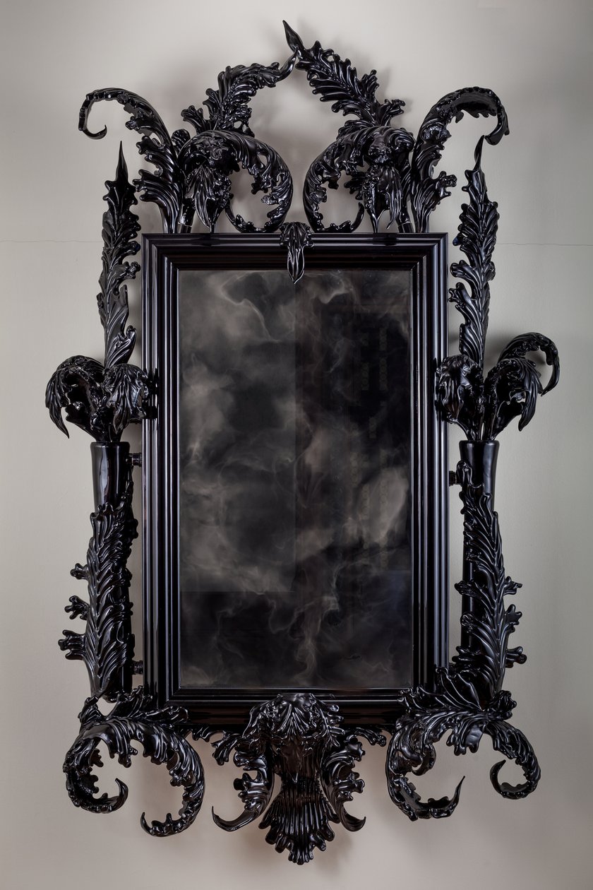 East of Eden, 2013 (Fekete muránói üveg, megfigyelő tükör, acél, fa, lakk, LCD képernyő és merevlemez) alkotó: Mat Collishaw