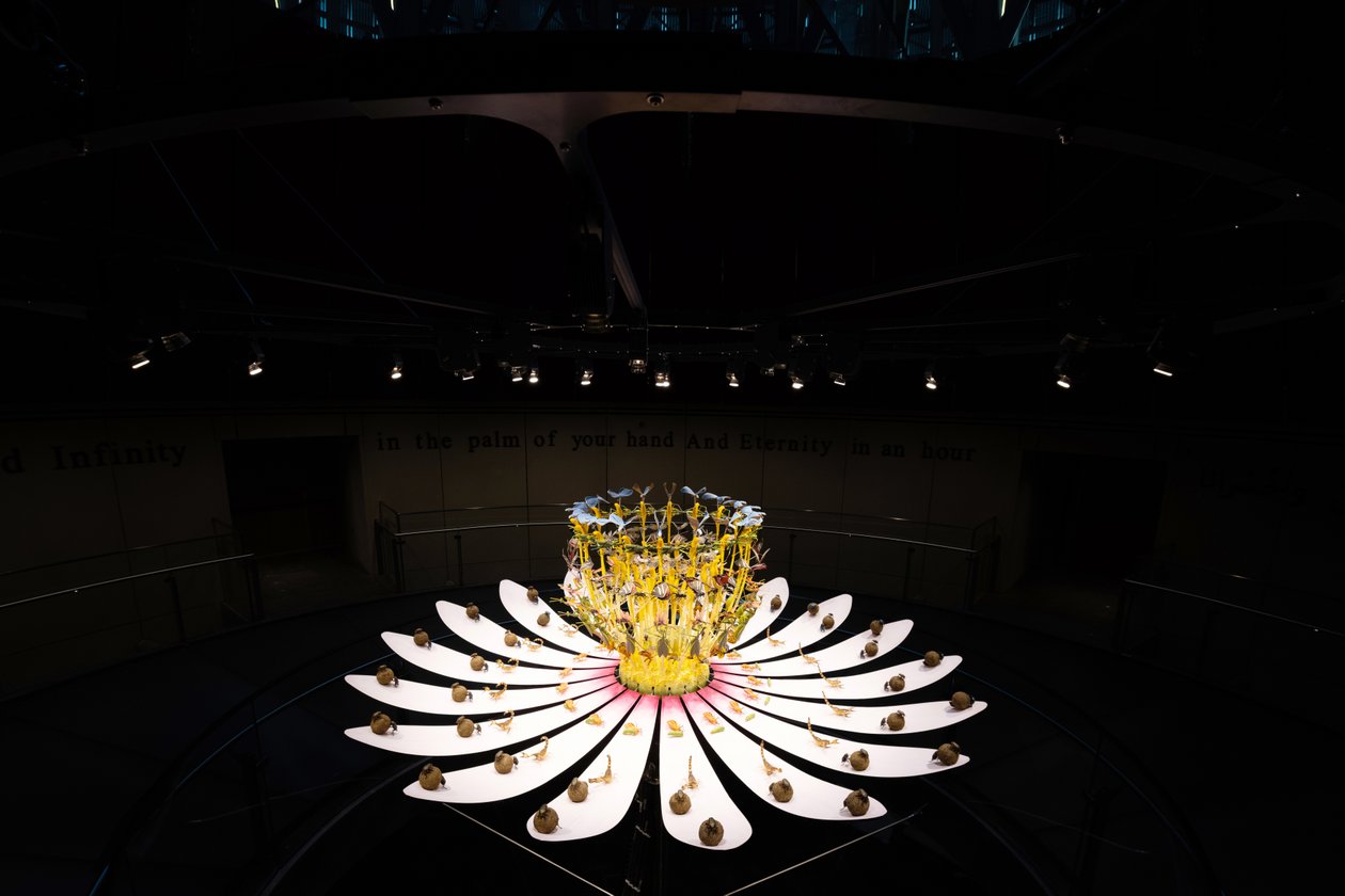 Equinox, 2021 (akril, elektromos áramkörök, hidraulika, lakk, motor, festék, újrahasznosított gyanta, acél) alkotó: Mat Collishaw