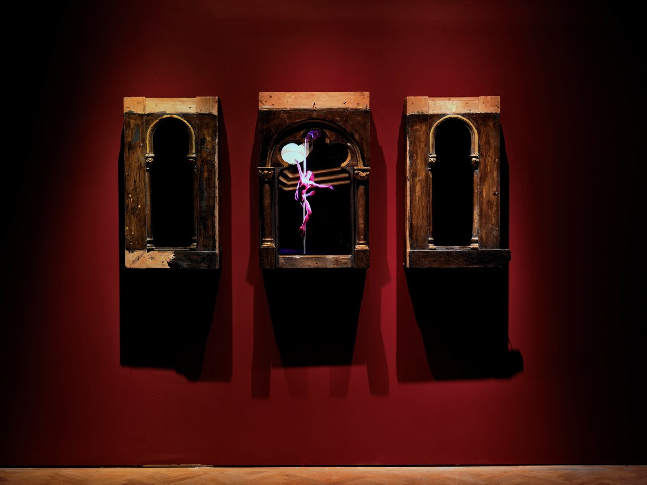For Your Eyes Only, 2010 (fa, acél, megfigyelő tükör, LCD képernyők, merevlemez) alkotó: Mat Collishaw