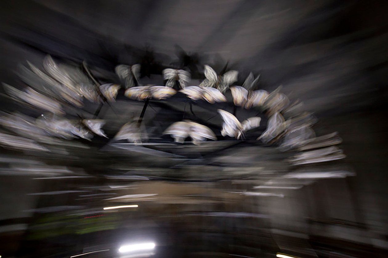 Magic Lantern, 2010 (acélkeret, perforált alumíniumlemez, duzzasztott gyanta, LED lámpák, motor) alkotó: Mat Collishaw