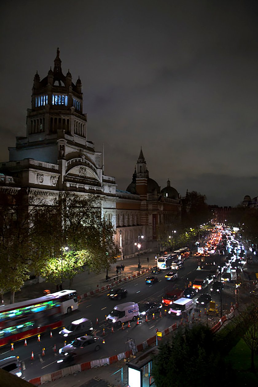 Magic Lantern, 2010 (acélkeret, perforált alumíniumlemez, duzzasztott gyanta, LED lámpák, motor) alkotó: Mat Collishaw