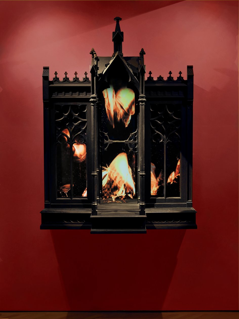 Performance, 2010 (fa, acél, megfigyelő tükör, LCD képernyők és merevlemez) alkotó: Mat Collishaw