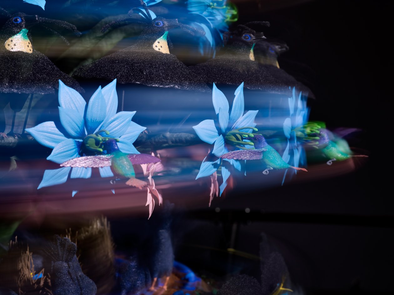 The Centrifugal Soul, 2016 (akril, alumínium, acél, LED fények, motor, elektronikus áramkörök, gyanta és festék) alkotó: Mat Collishaw