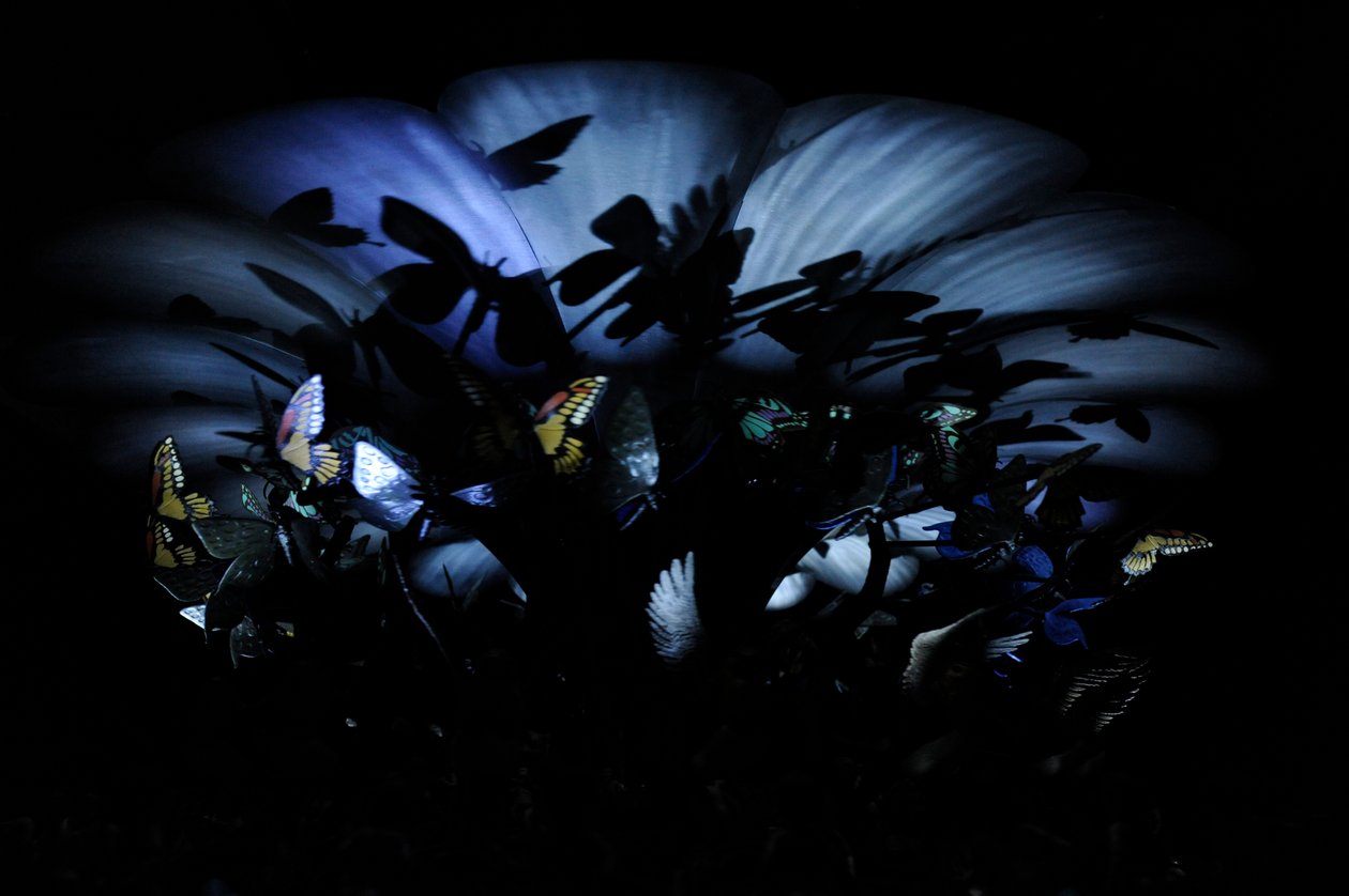 The Garden of Unearthly Delights, 2009 (acél, alumínium, gipsz, gyanta, LED fények, motor) alkotó: Mat Collishaw