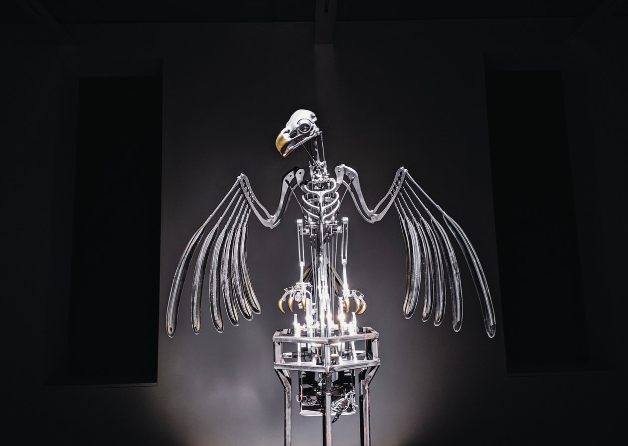 The Nerve Rack, 2019 (Acetál, akril, alumínium, sárgaréz, elektromos áramkörök, festék, PVC, gyanta, szervomotorok, acél) alkotó: Mat Collishaw
