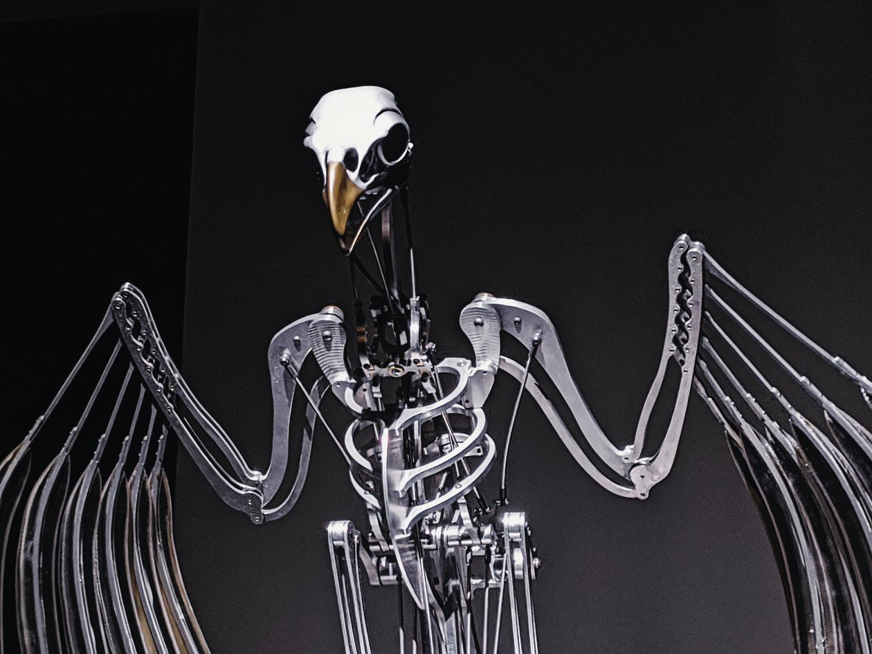 The Nerve Rack, 2019 (Acetál, akril, alumínium, sárgaréz, elektromos áramkörök, festék, PVC, gyanta, szervomotorok, acél) alkotó: Mat Collishaw