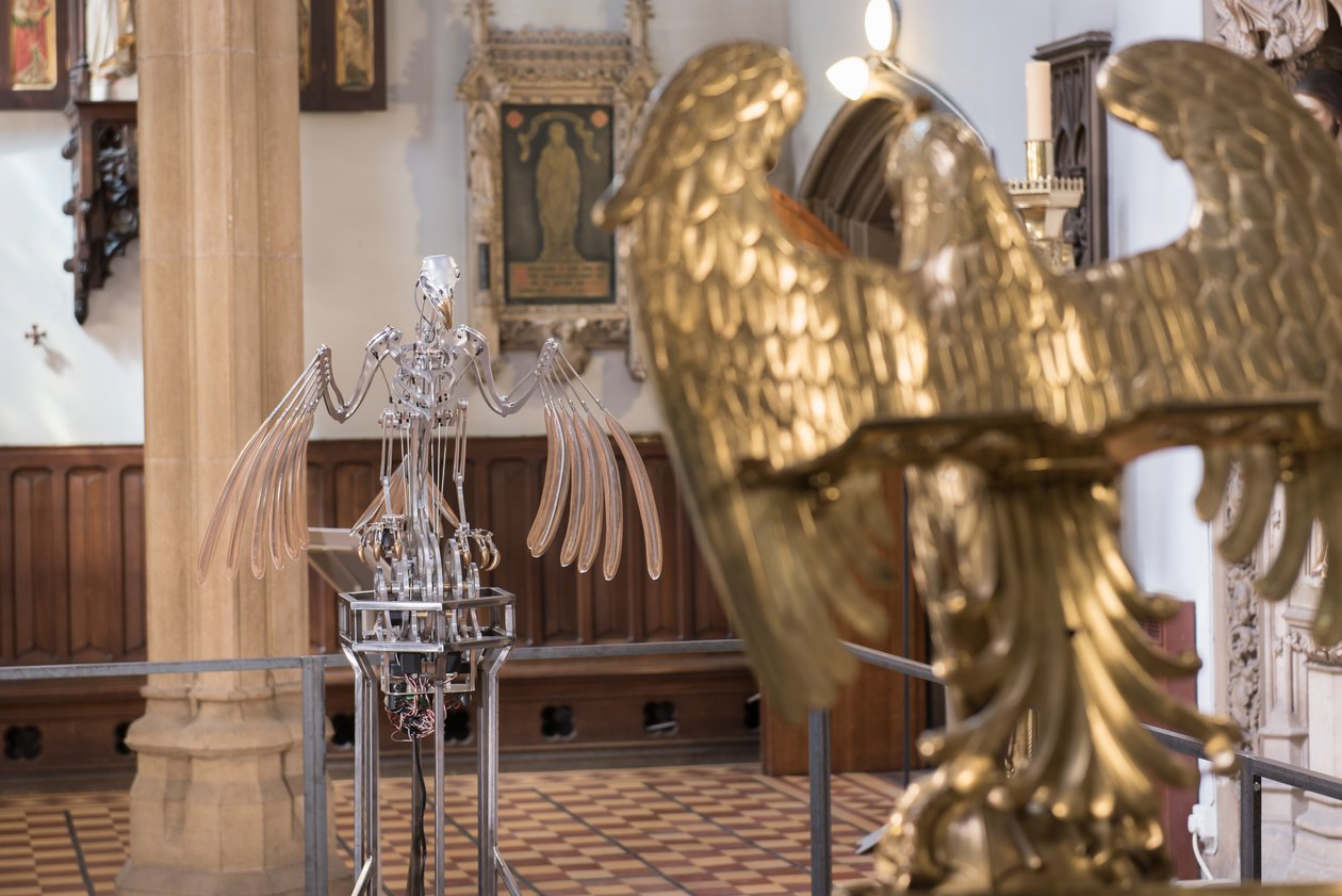 The Nerve Rack, 2019 (Acetál, akril, alumínium, sárgaréz, elektromos áramkörök, festék, PVC, gyanta, szervomotorok, acél) alkotó: Mat Collishaw