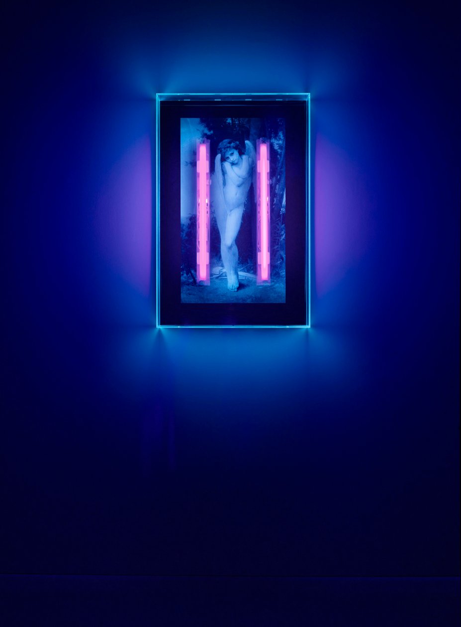 Ultraibolya Angyal, 2008 (Ultraibolya tinta plexiüveg dobozon, 2 ultraibolya neonfény) alkotó: Mat Collishaw