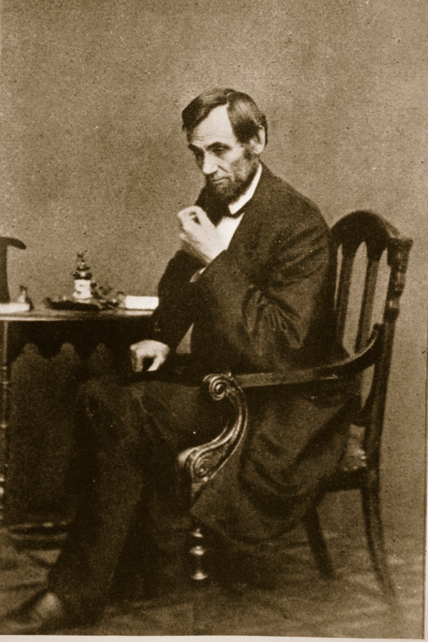 Abraham Lincoln egy íróasztalnál ül a Washington Galériában, 1861. május alkotó: Mathew B. Brady