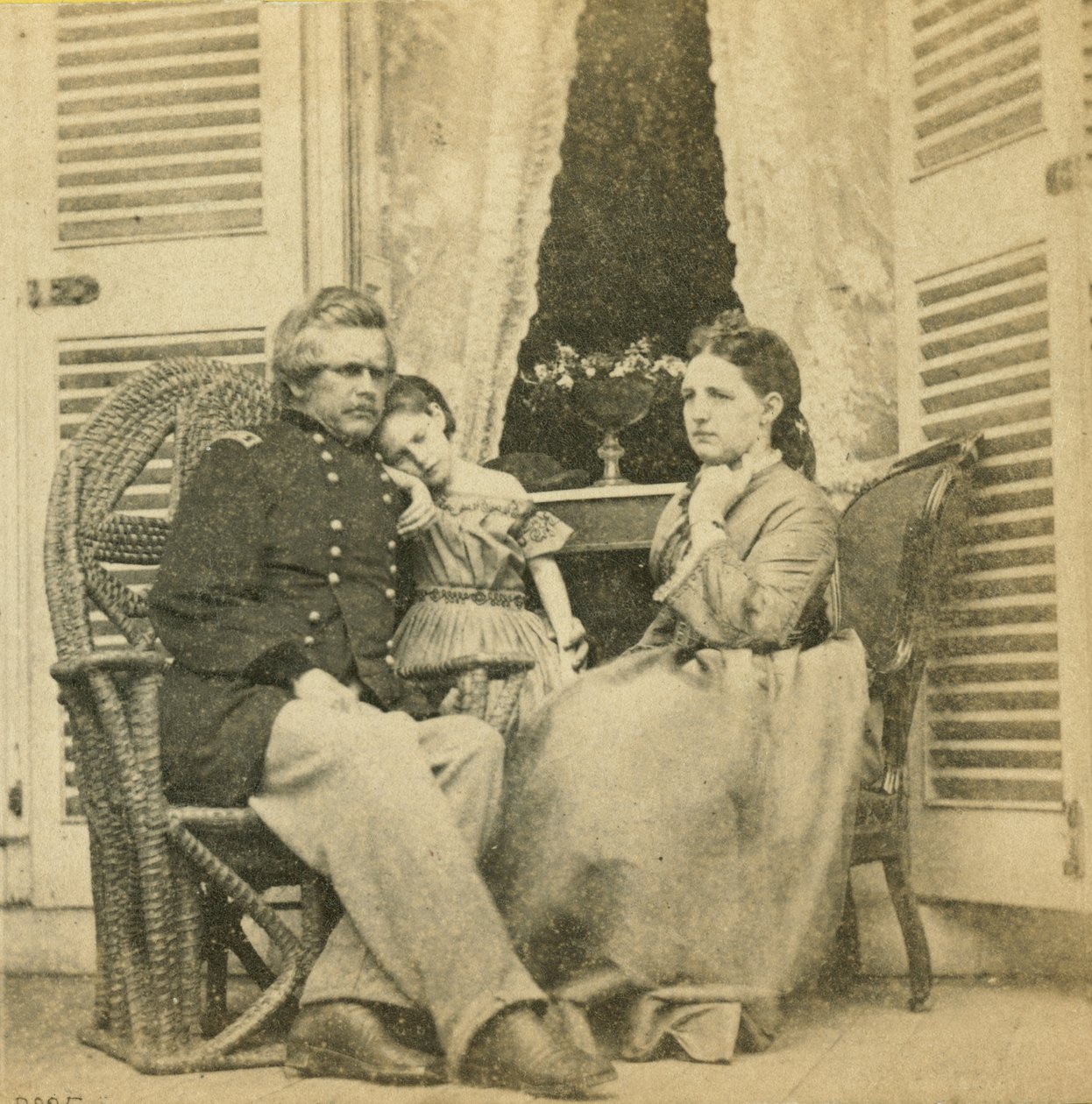 Ord vezérőrnagy feleségével és gyermekével, a korábban Jefferson Davis által lakott kastélyban, Richmondban, Virginia államban, 1865 alkotó: Mathew B. Brady