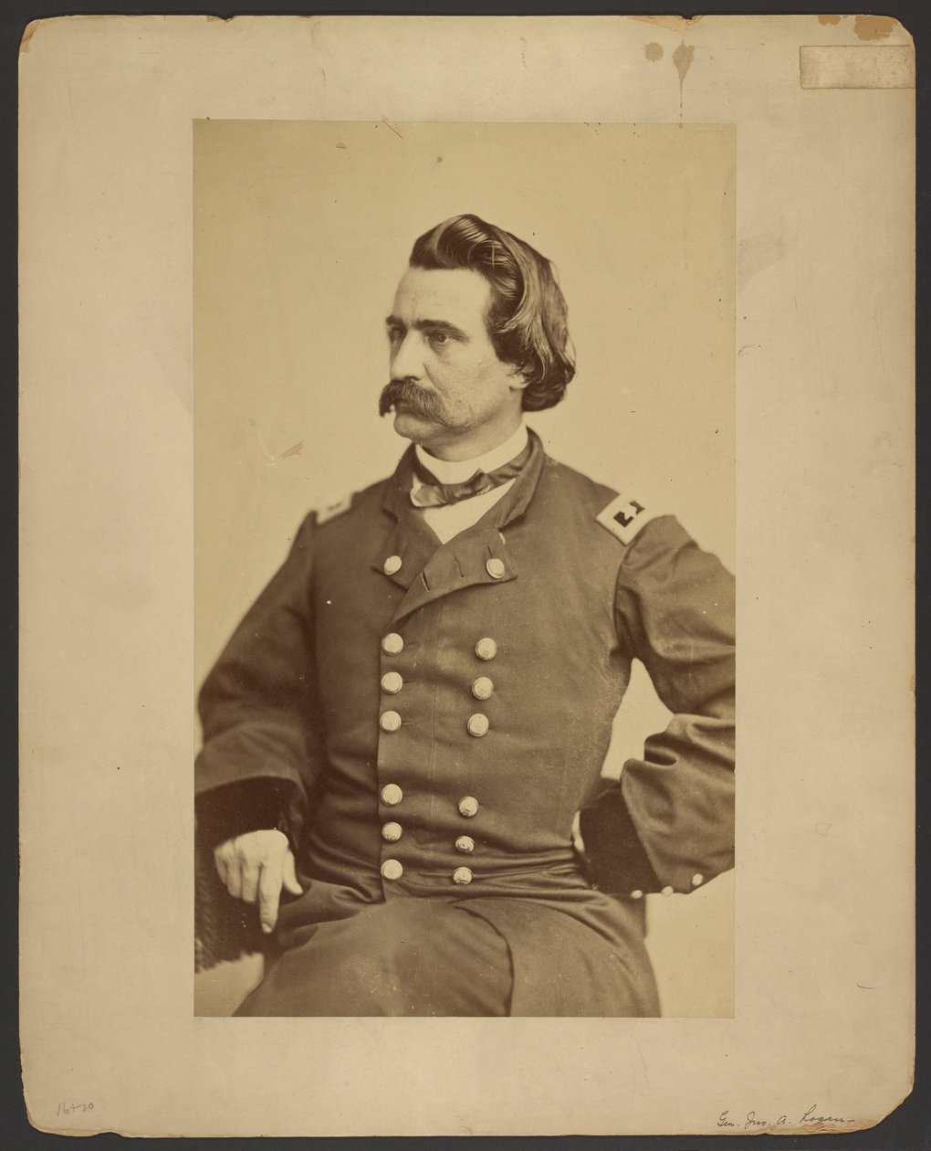 [John A. Logan tábornok portréja] alkotó: Mathew B. Brady