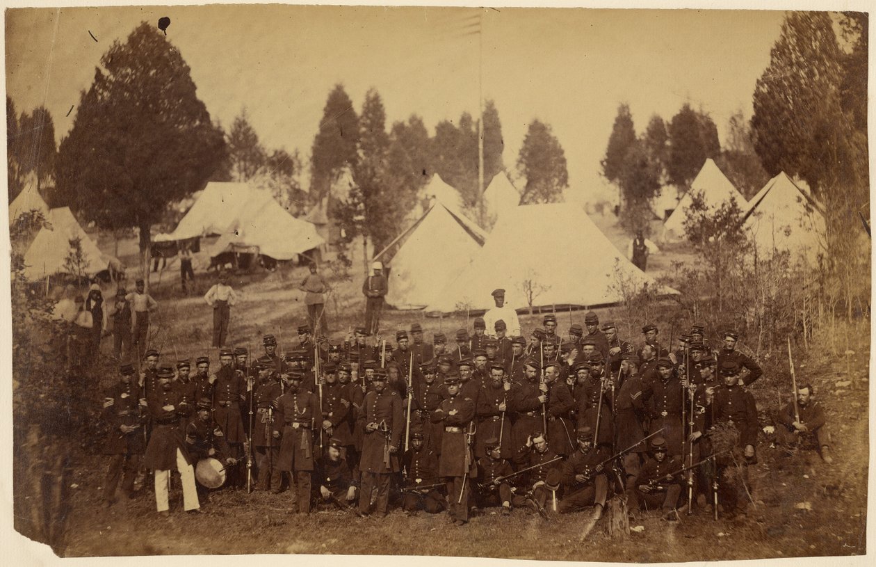A harmadik connecticuti gyalogsági ezred, Camp Douglas, 1861/[Az Unió csapatai és a tábor kísérői] alkotó: Mathew B. Brady