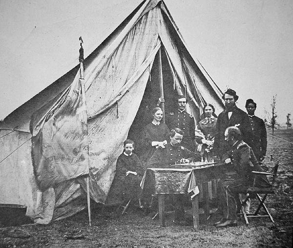 James P. McMahon ezredes családjával és barátaival sakkozik a 164. New York-i gyalogezred főhadiszállásán (f/w fotó) alkotó: Mathew Brady