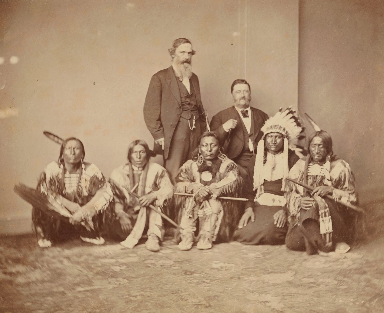 J. E. Smith tábornok és az indiánok, 1870-es évek. alkotó: Mathew Brady