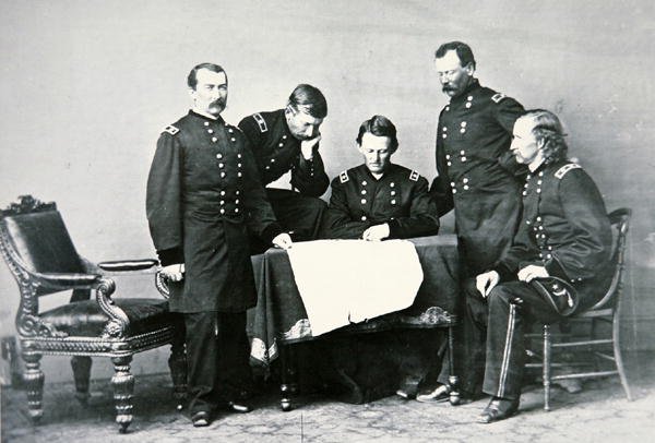 Sheridan tábornok (1831-88) konferencián vezérkarával, köztük George Custerrel (1839-76) (f/w fotó) alkotó: Mathew Brady