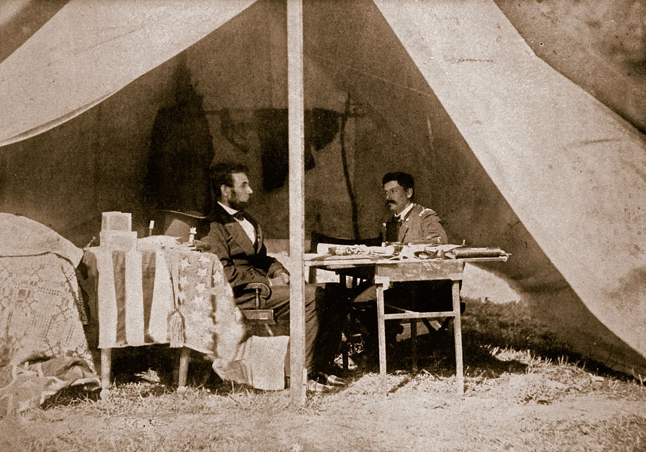 Az utolsó interjú Lincoln elnök és McClellan tábornok között Antietamban, 1862 alkotó: Mathew B. Brady