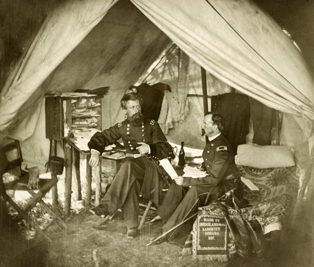Jefferson C. Davis tábornok és egy sátorban ülő tiszt, 1861-es kocsma (fotó) alkotó: Mathew and studio Brady