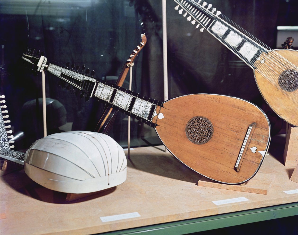 Theorbo, 1637 alkotó: Matteo Sallas