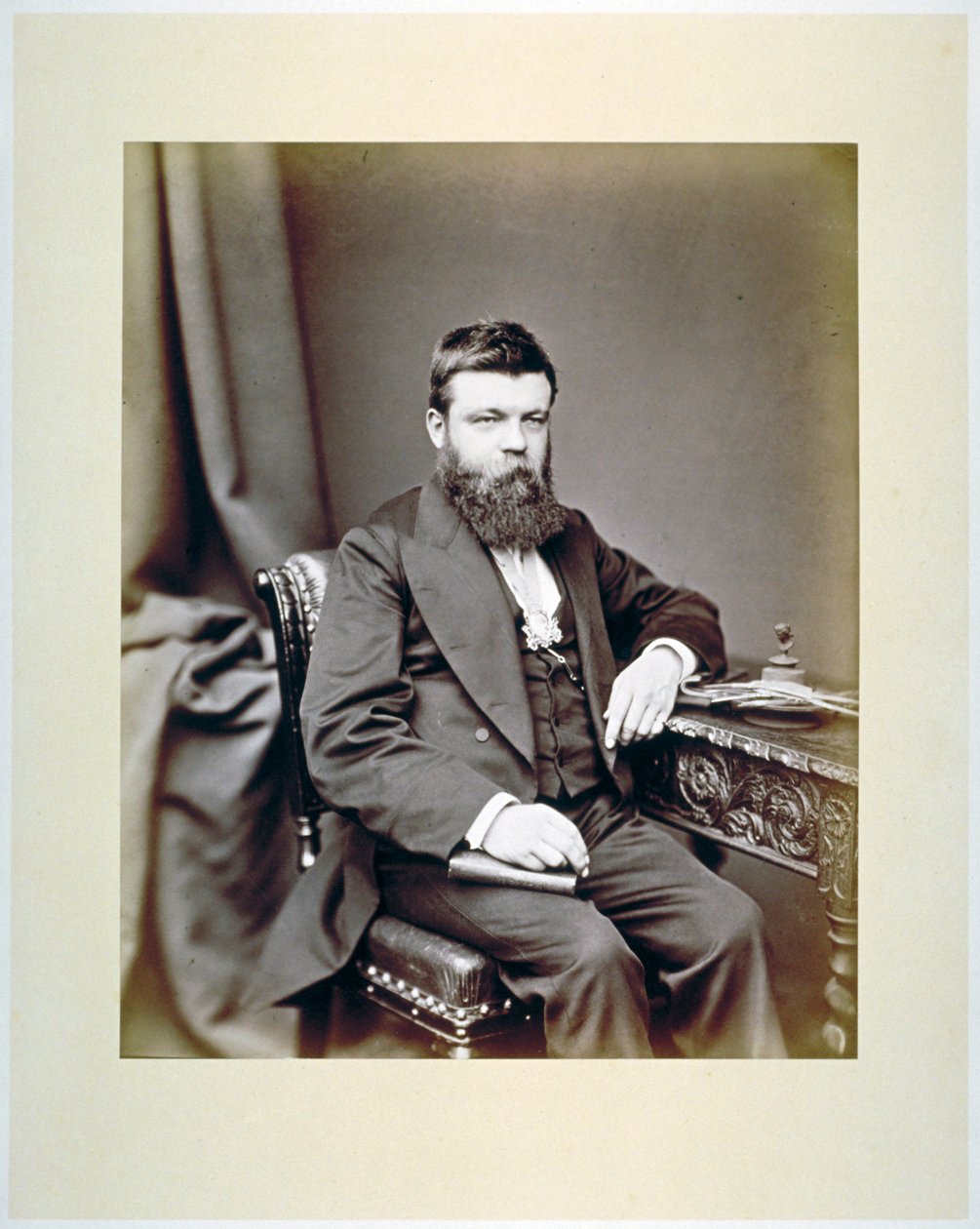 TC Fendick, a Worshipful Company of Glaziers mestere, aki mesteri jelvényt visel, c1865 alkotó: Maull and Co