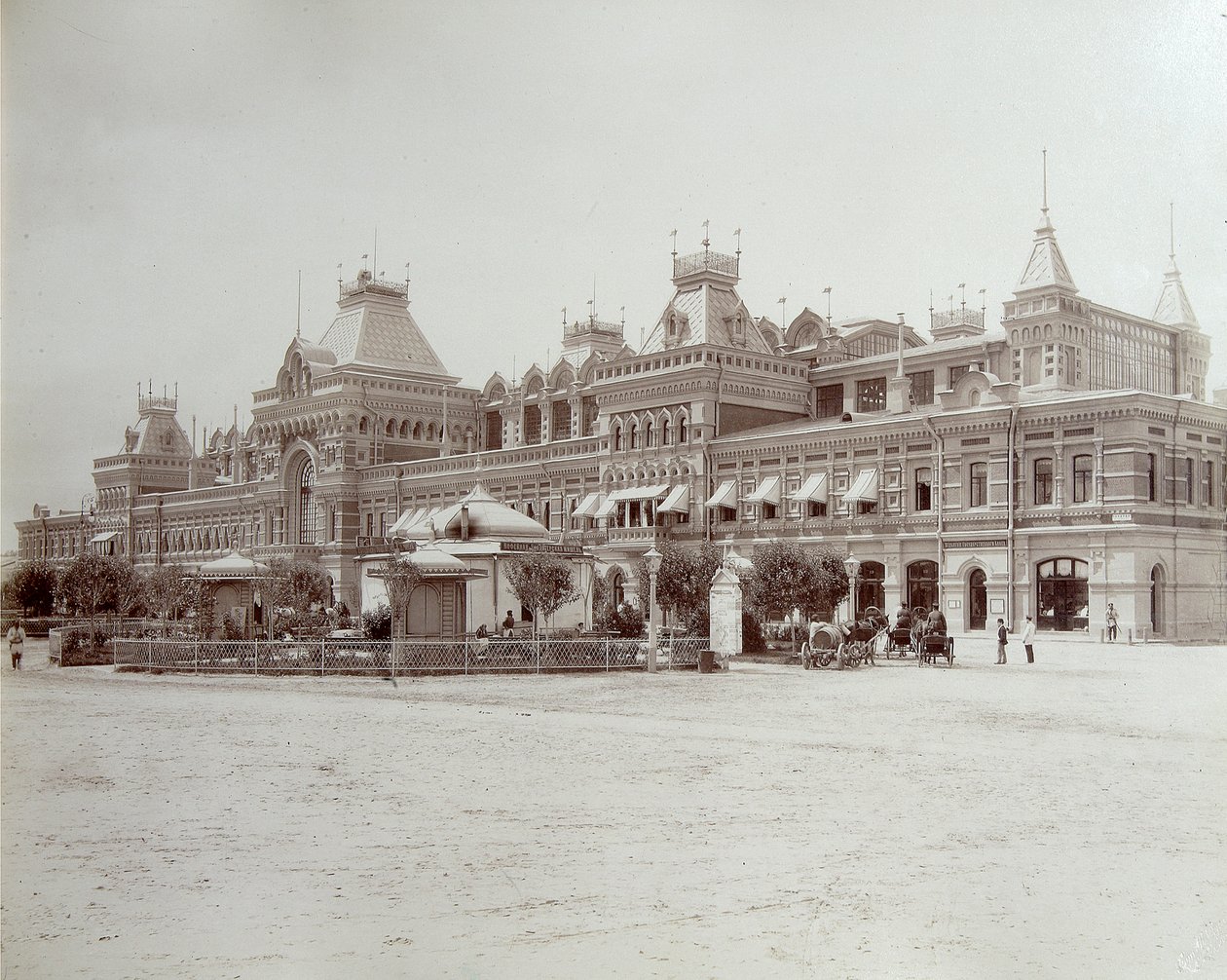 A vásár főépülete, az összoroszországi kiállítás, Nyizsnyij Novgorod, Oroszország, 1896. alkotó: Maxim Dmitriev