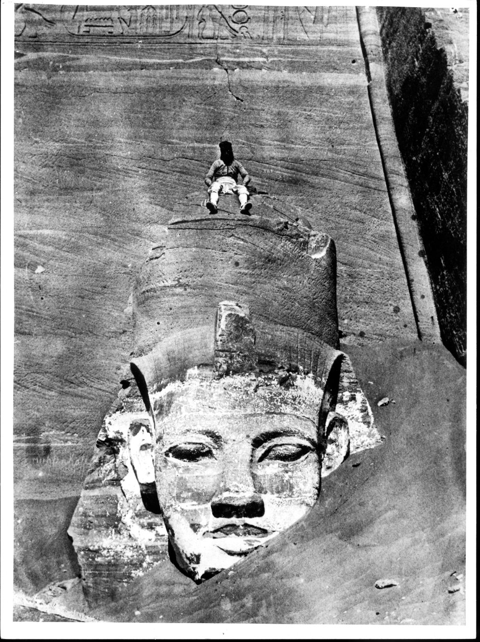Egyiptomi ül a király kolosszális alakján, II. Ramszesz nagy templomából, Abu Simbelben, 1850. március 29. alkotó: Maxime Du Camp