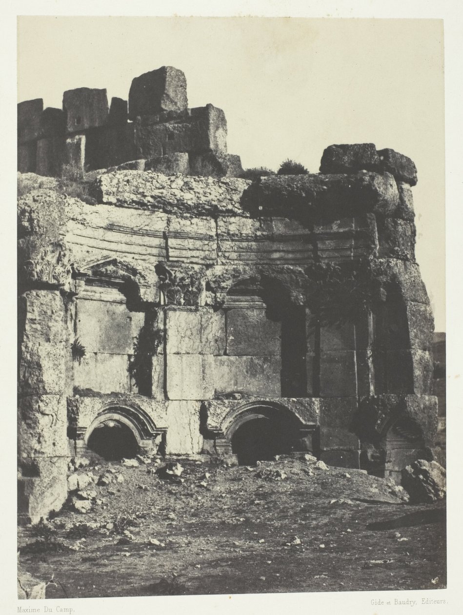 Baalbeck (Heliopolis), a Nap és a Jupiter templomok félköríves része; Szíria alkotó: Maxime Du Camp